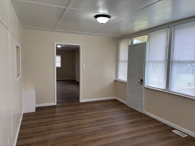 Building Photo - 212 Astran Dr