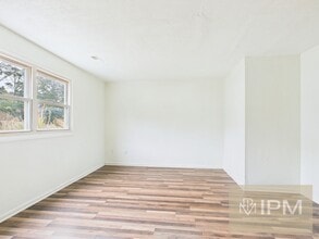 Building Photo - Cozy 3 Bedroom, 1 Bath Townhome in York Ha...