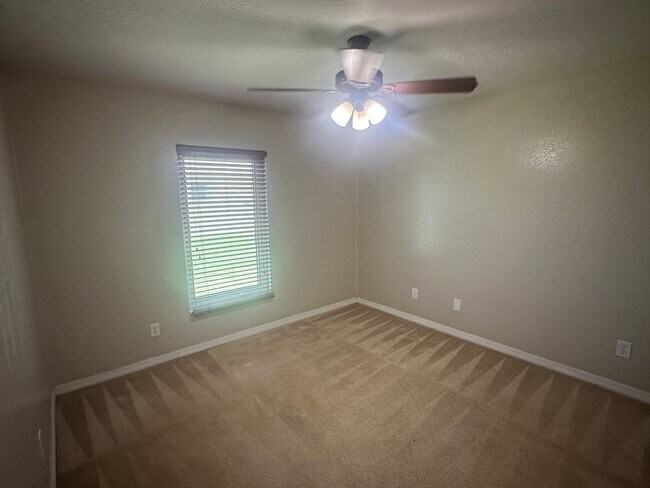 Building Photo - 4 Bedroom plus Den - 2 Bathrooms - 2 Car G...