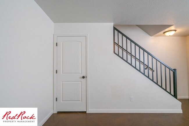 Building Photo - Conveniently located 3 Bedroom Townhome