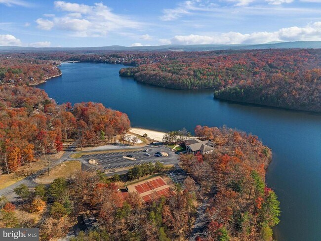 Building Photo - 700 S Lakeview Dr