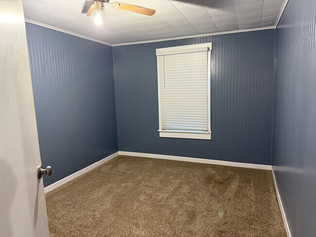 Building Photo - 2 Bedroom / 1 Bath Home Bristol, TN