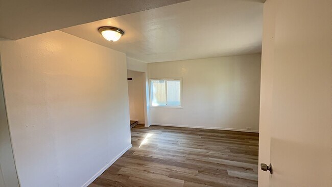 Building Photo - 4 Bed 2 Bath House on large Lot w/Fenced Backyard - Pets Possible