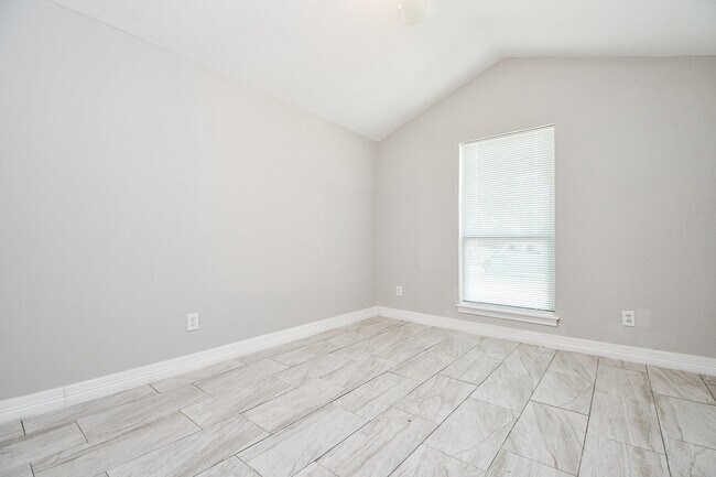 Building Photo - 5811 Greencraig Dr