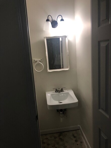 1/2 Bath - 9215 ARISTIDES DR