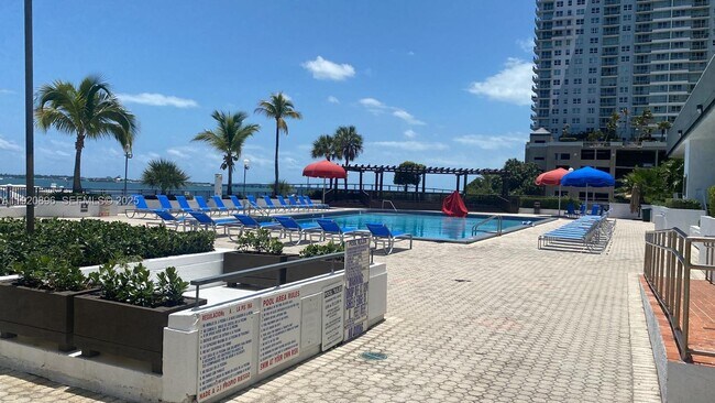 Building Photo - 999 Brickell Bay Dr