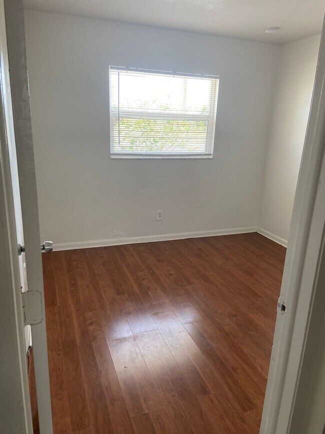 Building Photo - 2 Bedrooms 1 Bath Duplex