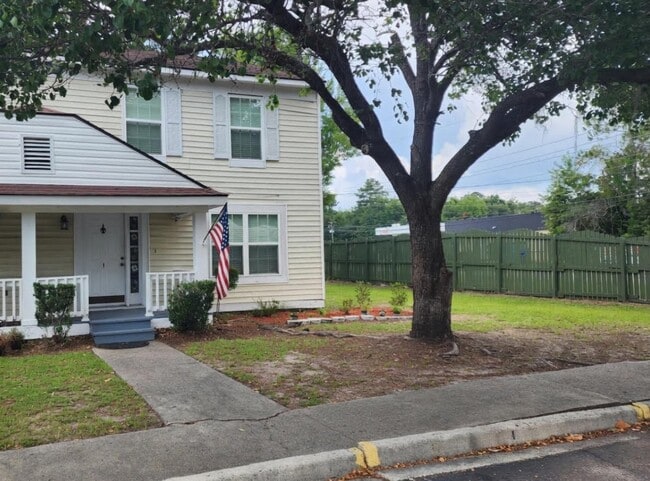 Building Photo - 912 Pineland Ave