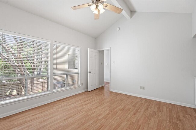 Building Photo - 307 Cuernavaca Dr N