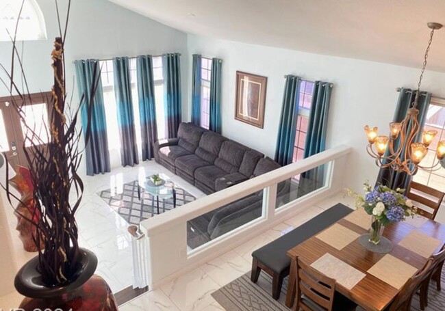 Building Photo - GREAT FURNISHED 4 BEDROOM HOME - GREEN VAL...