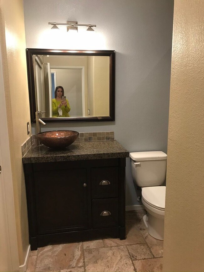 Building Photo - 3 Bedroom 2 Bathroom Home In Southwest Visalia with a Pool and SOLAR!