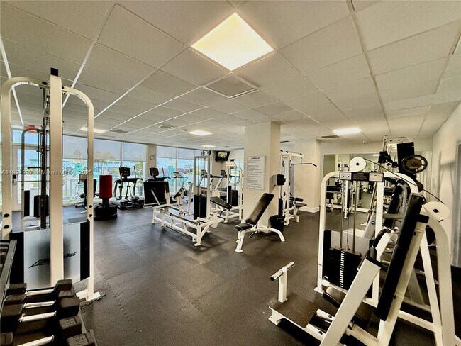 Building Photo - 3140 S Ocean Dr