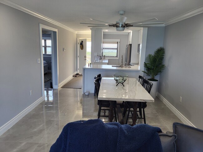 Building Photo - 7430 S Ocean Dr