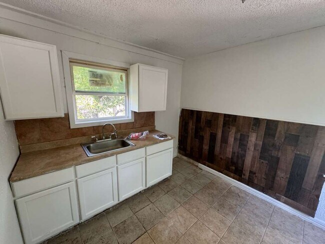 Building Photo - 2729 Avenue C