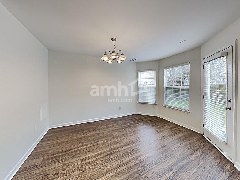 Building Photo - 1568 Pebble Ridge Dr