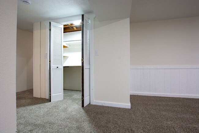 Building Photo - 3 Bedroom / 2 Bath Home with Finished Basment and Washer/Dryer!