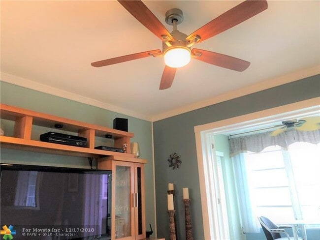 Building Photo - 2515 NE 1st Ct