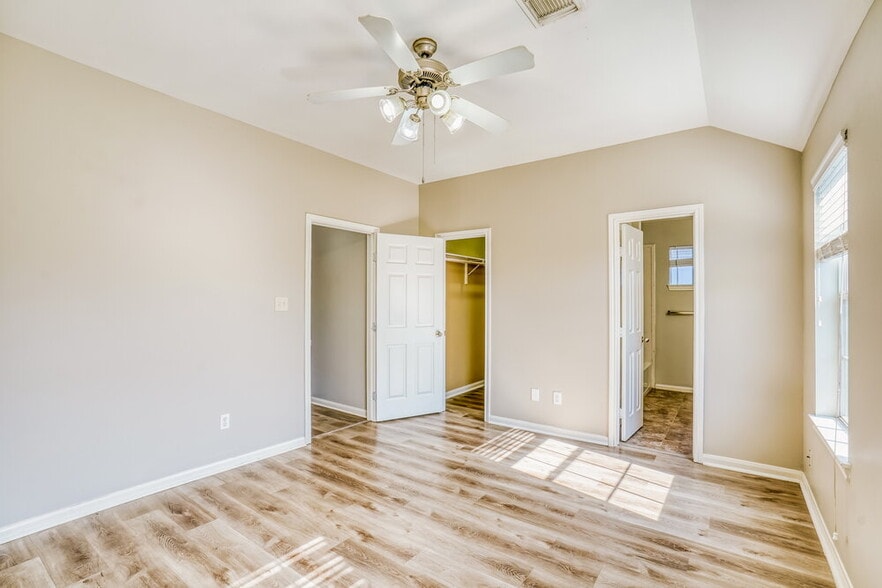 Building Photo - 4955 N Cancun Dr