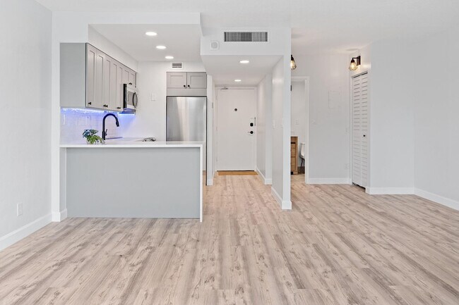 Building Photo - 2900 NE 30th St