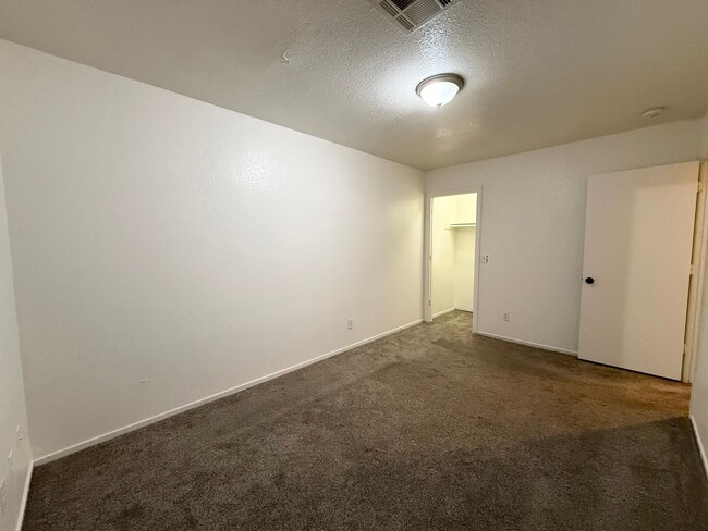 Building Photo - Updated 3-Bedroom Townhome in Gated Community with Pool Access