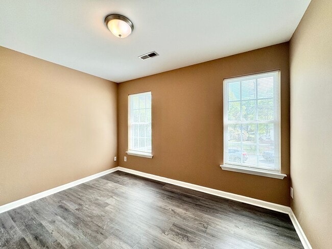 Building Photo - 4 Bedroom Off Franklin Blvd