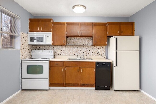 Building Photo - 2-Bedroom Apartment Coming Soon!