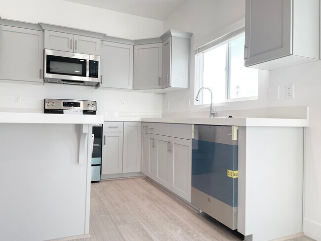 Building Photo - 1599 N 1870 E