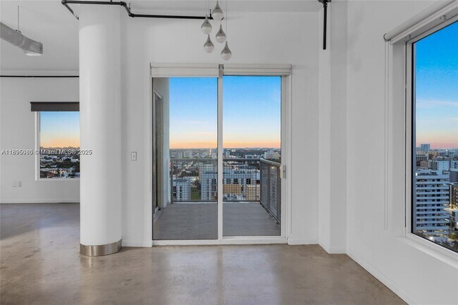 Building Photo - 10 SW South River Dr