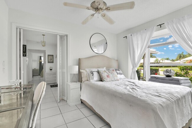 Building Photo - 450 French Royale Cir