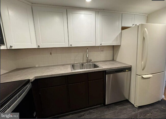 Building Photo - 306 Summit House