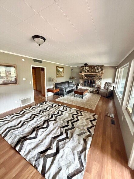 Primary Photo - 130 Sugar Loaf Dr