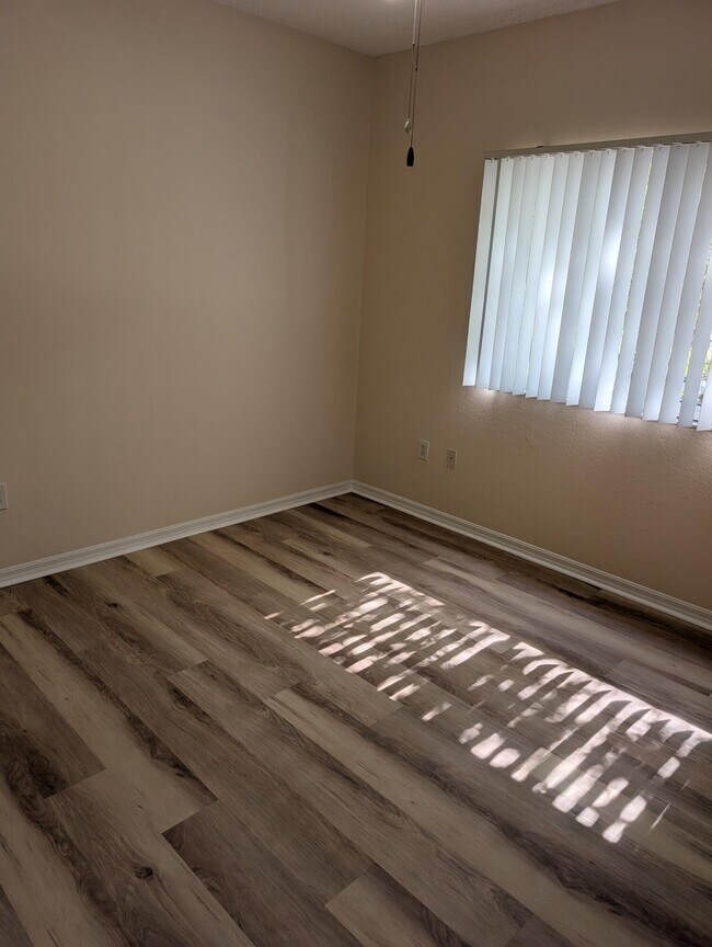 Building Photo - 350 Crestwood Cir