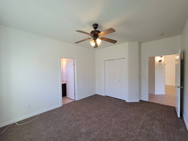 Building Photo - 1200 W Canyon Lakes Dr