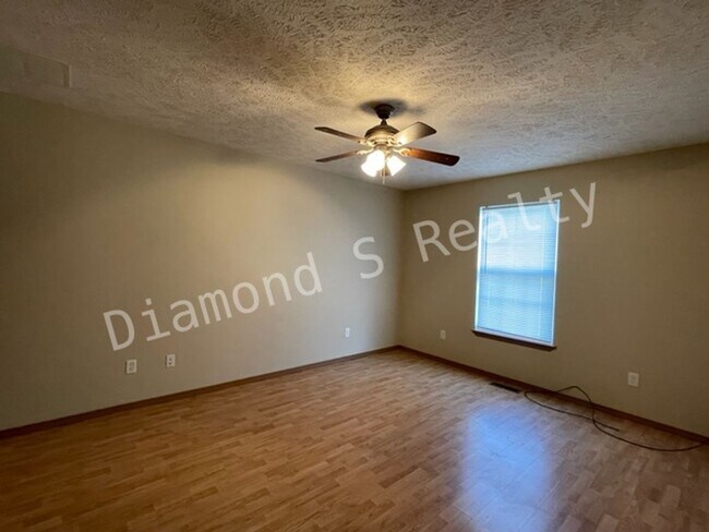 Building Photo - Cute 2 Bed Duplex Available Now - 2 bed, 2 bath, 1 car garage!