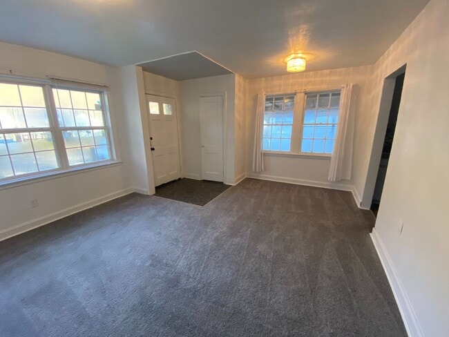 Building Photo - 2109 Thomas Ave