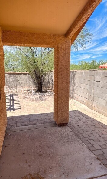 Building Photo - 2057 E Calle Arroyo Lindo