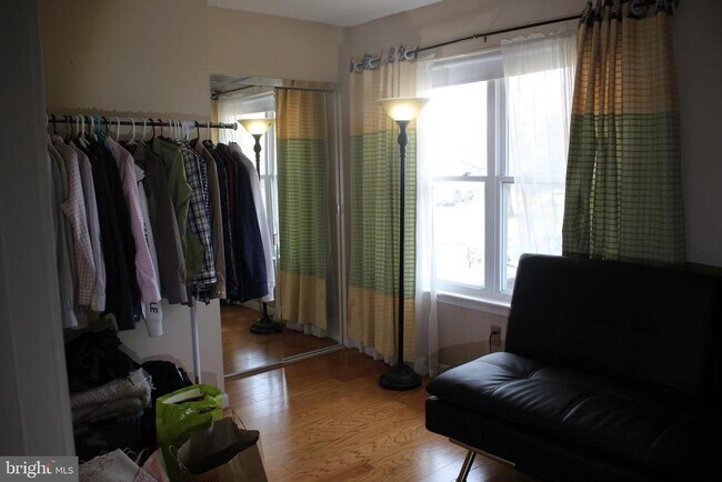 Building Photo - 219 Meadow Dr