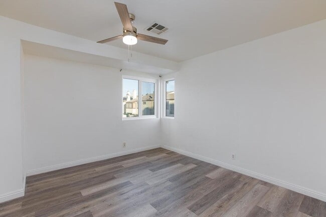 Building Photo - 2 bedroom, 2 bath town house minutes from the Strip