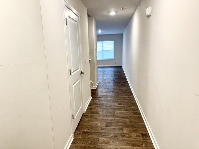 Building Photo - Seneca townhome - Price Just Reduced!