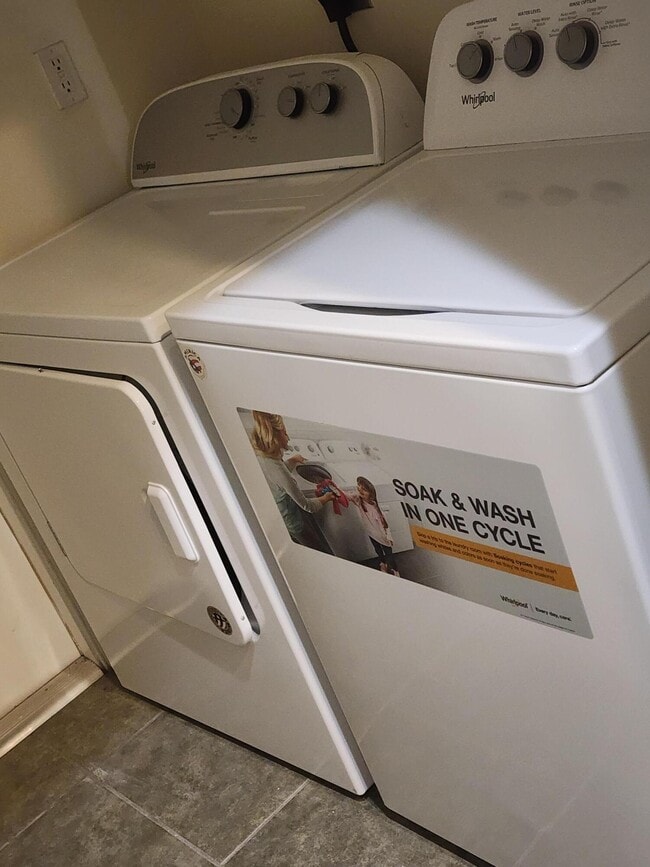 Building Photo - 6909 Blue Skies Dr