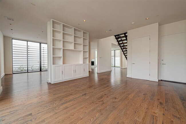 Building Photo - 2114 Potomac Dr