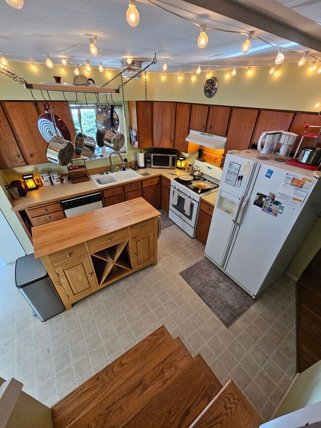 Building Photo - Charming 3 Bedroom, 2 Bathroom House near Fairhaven!!