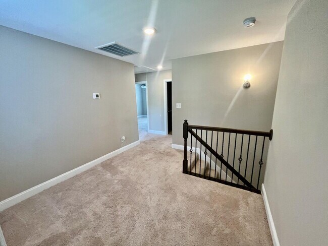 Building Photo - Meticulously kept home in mint condition. ...