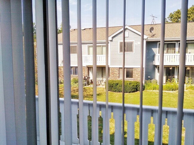 Building Photo - 220 Oak Knoll Ct