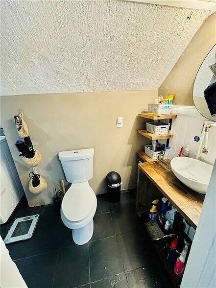 Building Photo - 1071 Main St