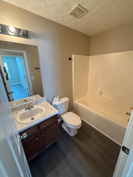 Building Photo - 518 Oakside Pl