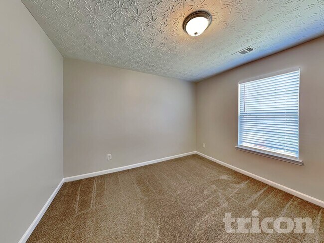 Building Photo - 305 Sarasota Ln