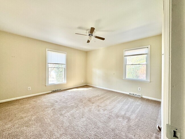 Building Photo - Spacious 3 Bedroom Home Convenient to New Garden