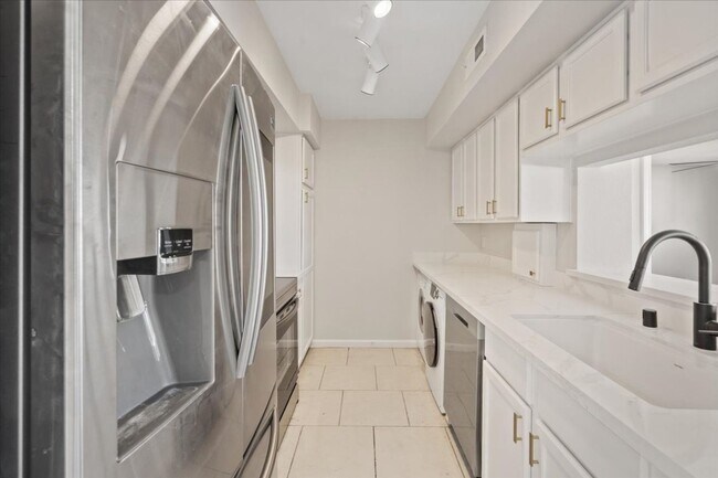 Building Photo - 669 Oakmont Ave