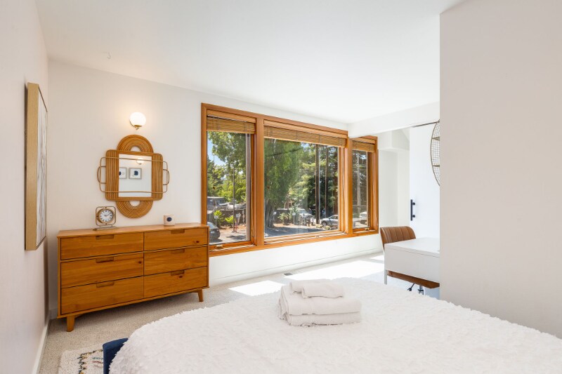 Building Photo - 2026 Fairview Ave E